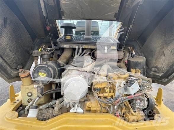 CAT 906M Фронтальные погрузчики