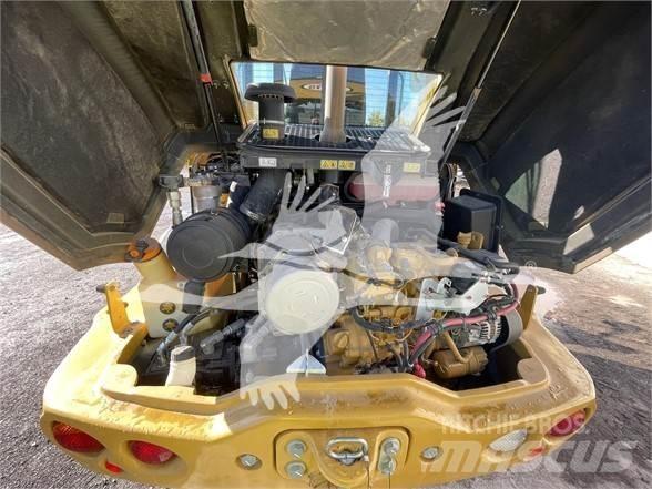 CAT 908M Фронтальные погрузчики
