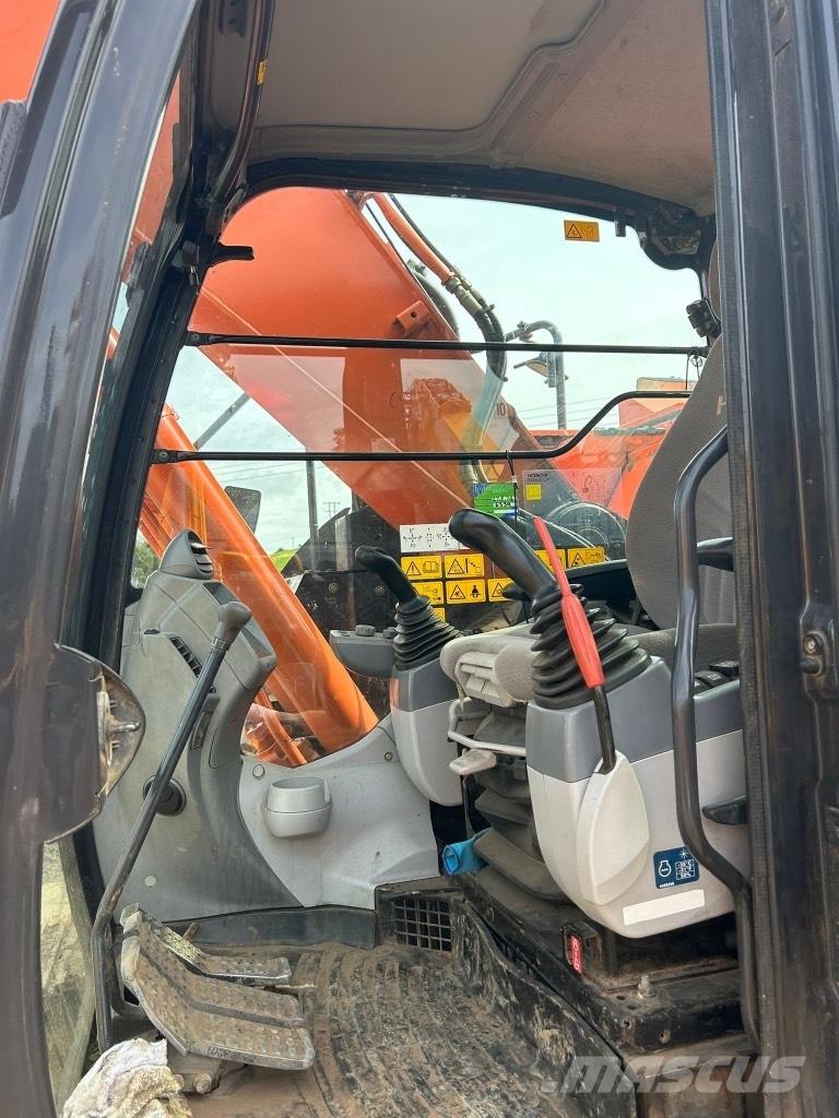 Hitachi ZX225 USLC-6 Гусеничные экскаваторы
