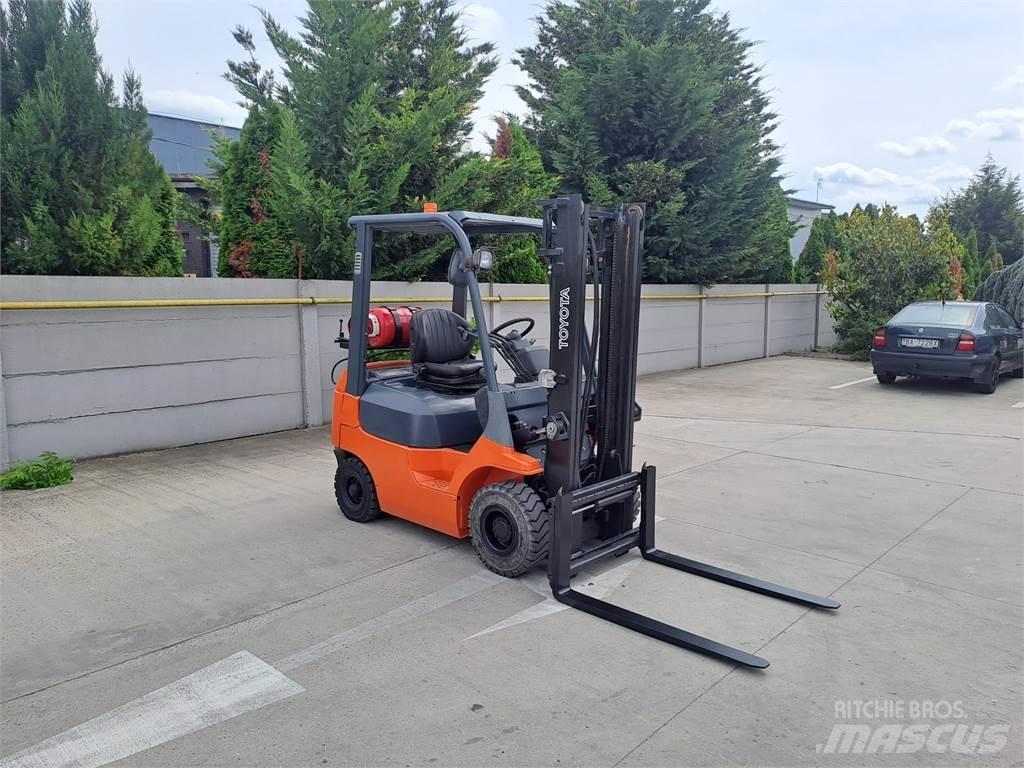 Toyota 7FGF15 Газовые погрузчики