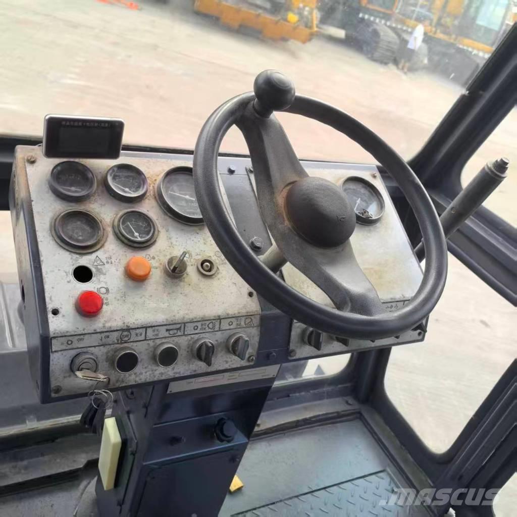 Dynapac CC211 Катки тротуарные