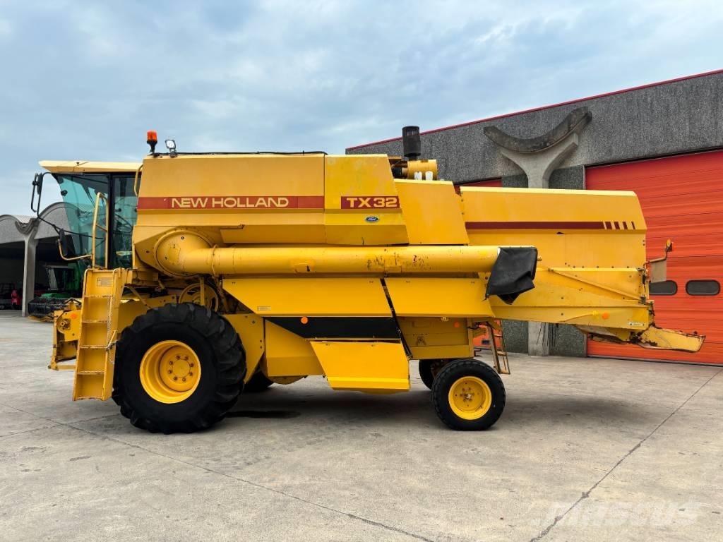 New Holland TX 32 Зерноуборочные комбайны