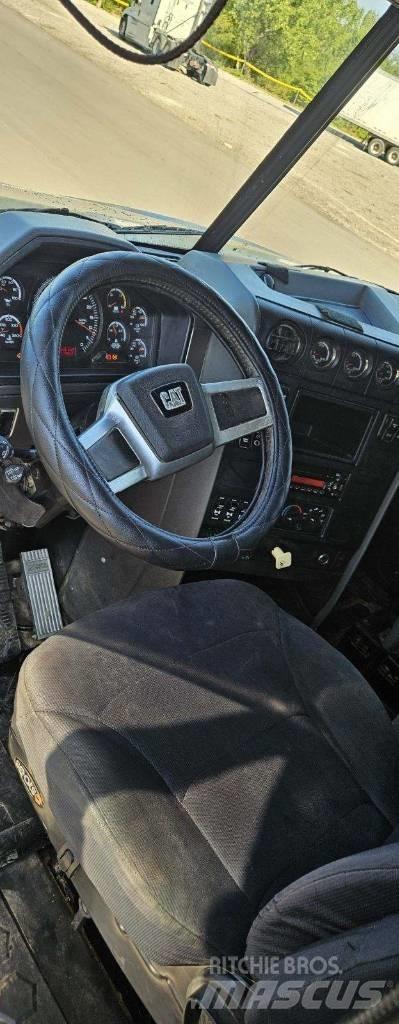 CAT CT 660 Грузовики-Самосвалы