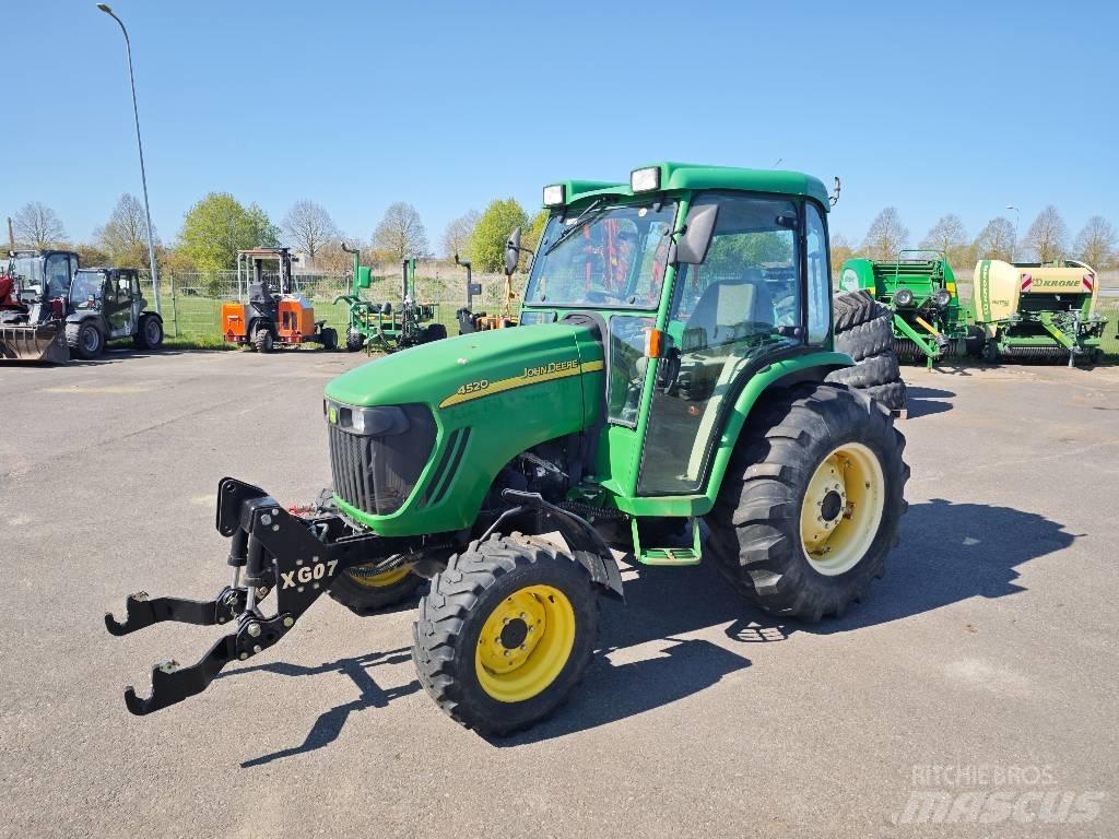 John Deere 4520 Коммунальные тракторы