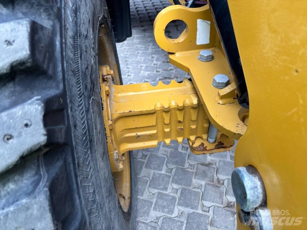 CAT 908 M Фронтальные погрузчики