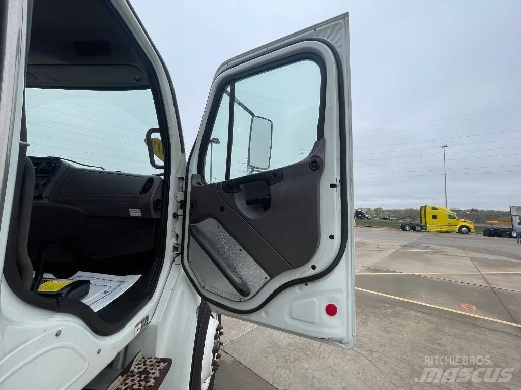 Freightliner M 106 Грузовики-платформы/боковая разгрузка