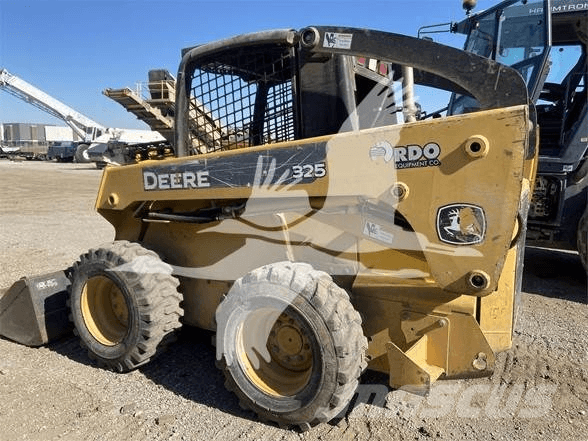 John Deere 325 Мини-погрузчики
