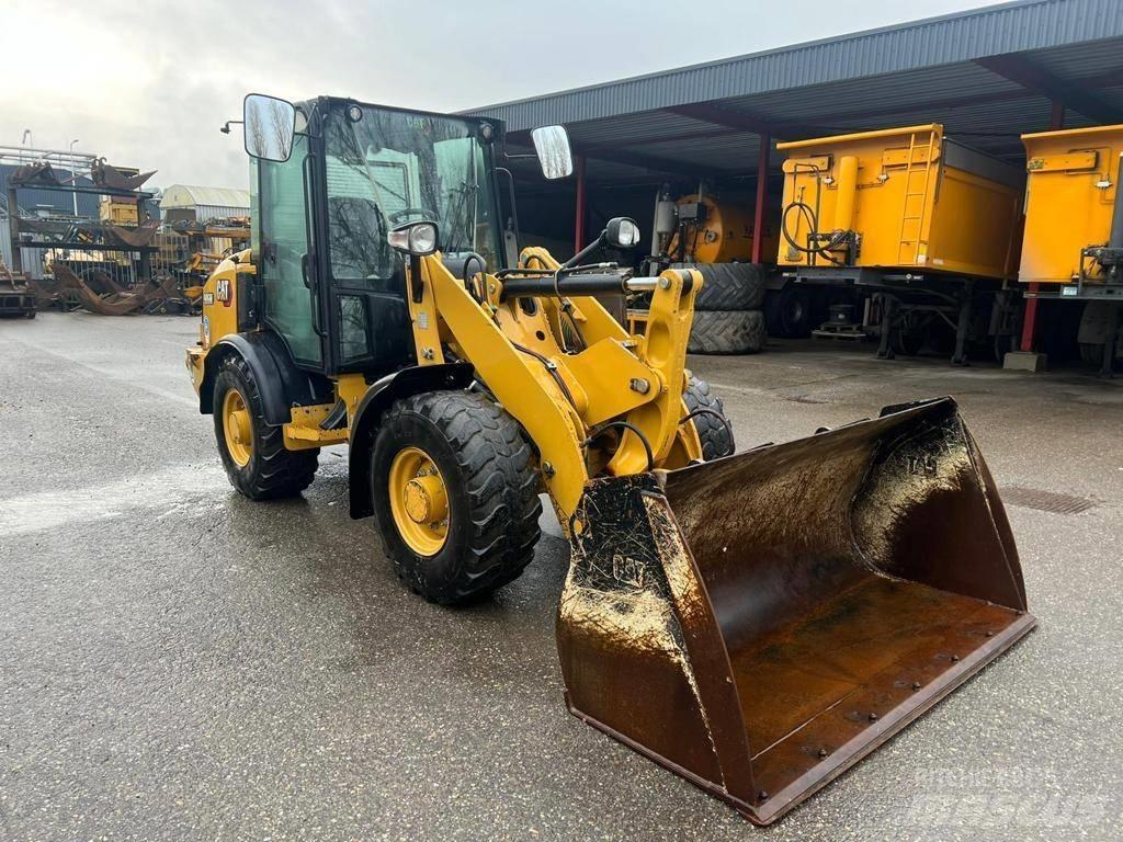 CAT 906M Фронтальные погрузчики