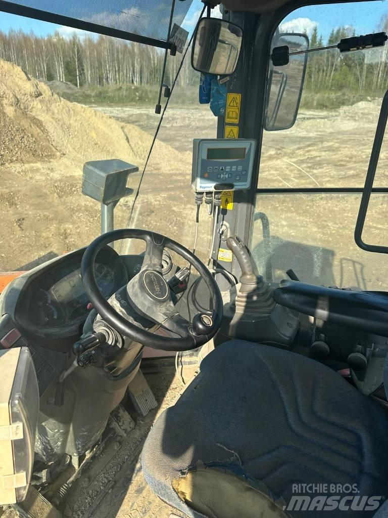 Hitachi ZW 250 Фронтальные погрузчики
