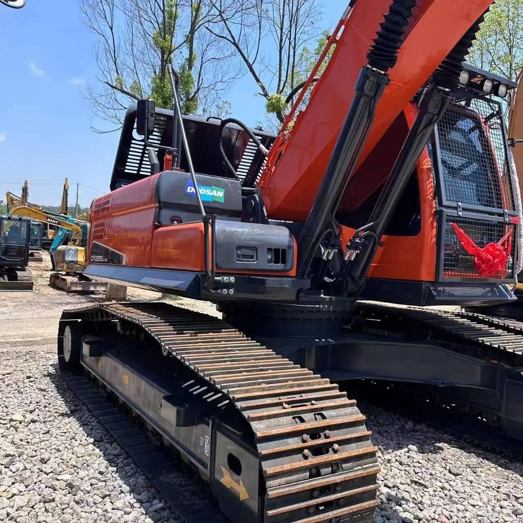 Doosan DX 225 LC Гусеничные экскаваторы