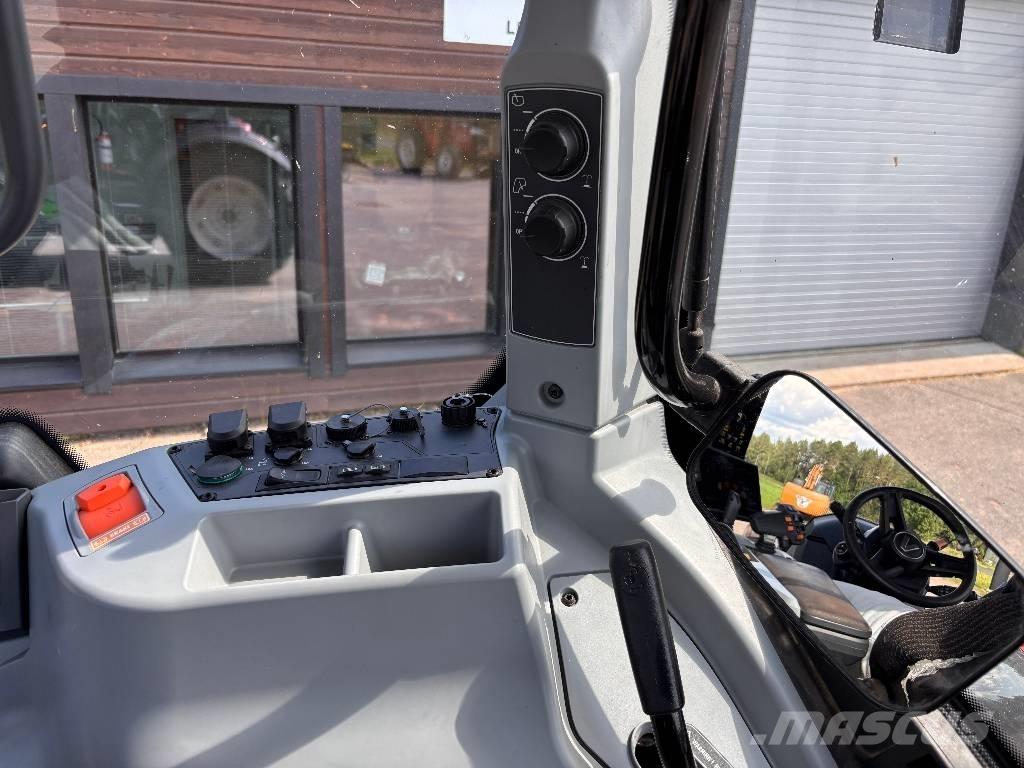 Valtra T 215 Versu Трактора