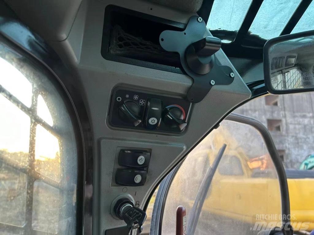 CAT 246 D Мини-погрузчики