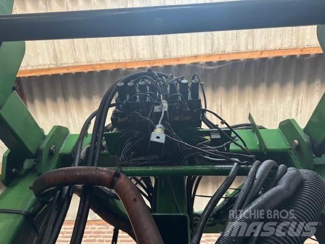 John Deere 832 Самоходные опрыскиватели