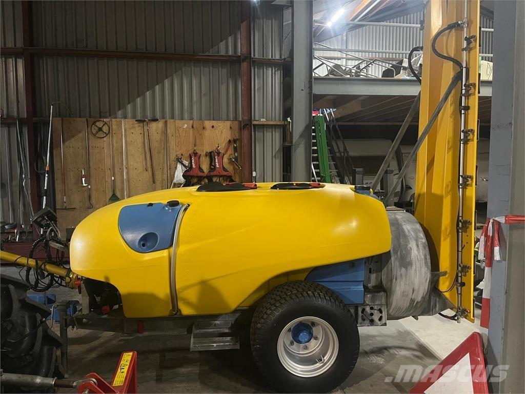  KWH Mistral 1500 Прицепные опрыскиватели