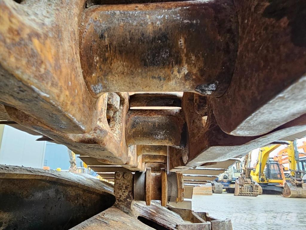 Komatsu HB215LC-2 Гусеничные экскаваторы