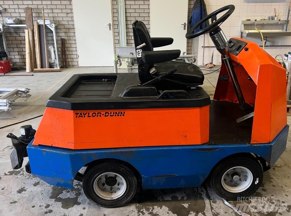 Taylor-Dunn C425 Складские электротягачи