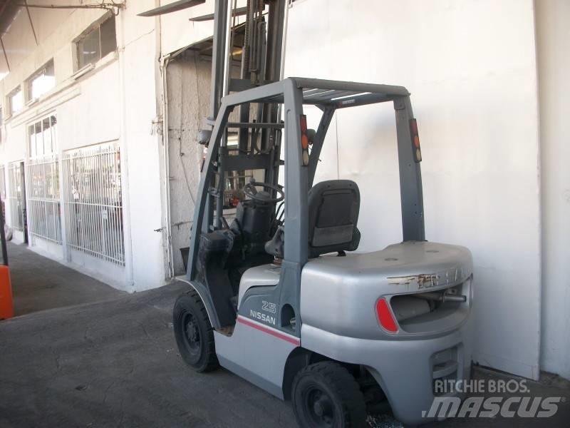 Nissan PL02A25 Газовые погрузчики