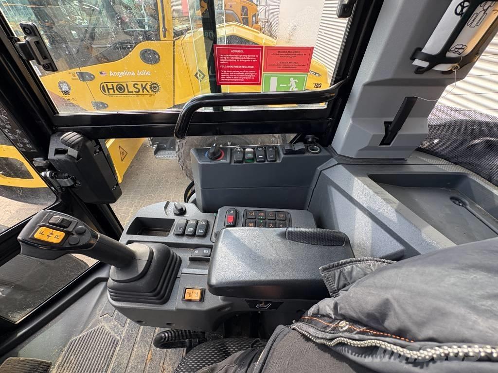 CAT 906 Фронтальные погрузчики