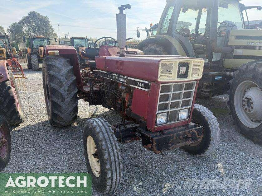 International 724 Трактора