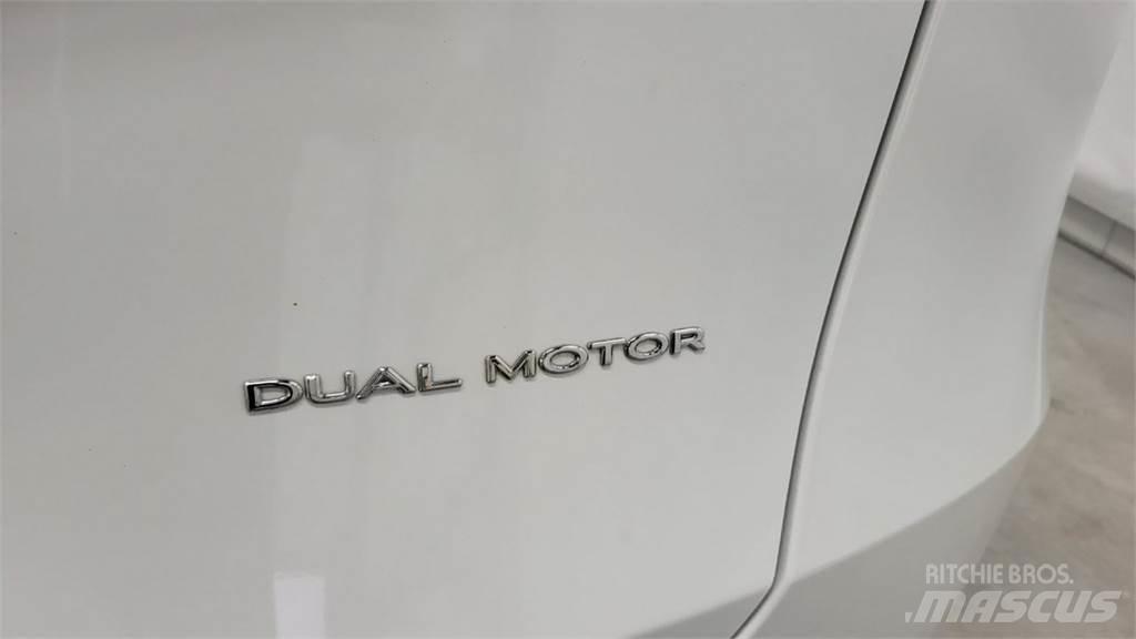 Tesla Y Легковые автомобили