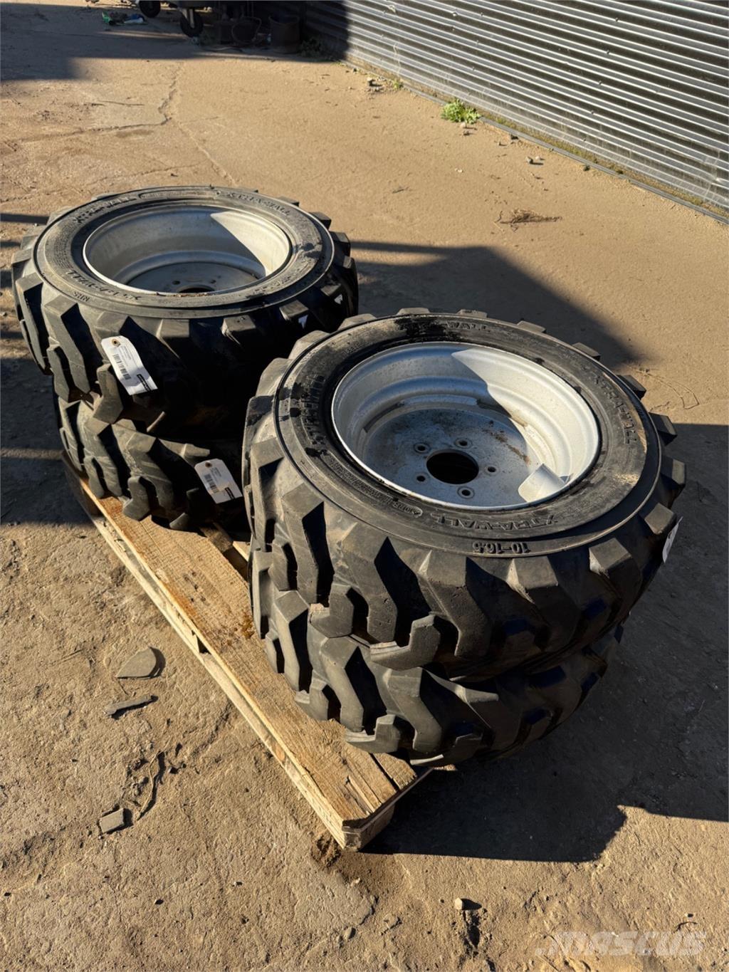  10-16.5 Шины и колёса