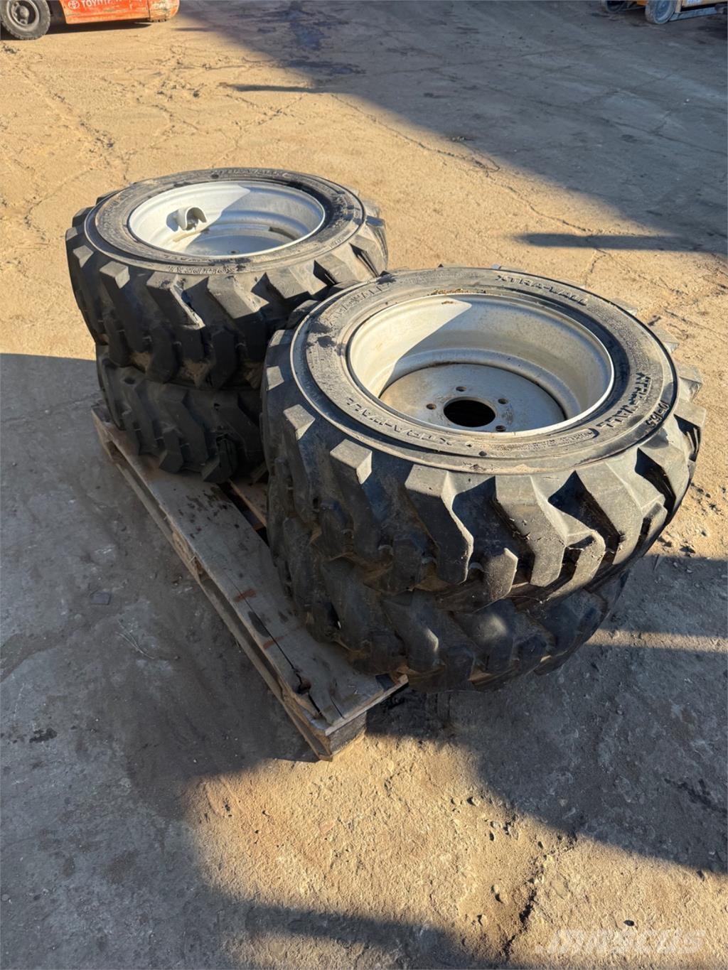  10-16.5 Шины и колёса