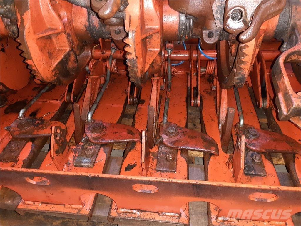 Hesston 4700 Комплектующие сельхозмашин для уборки сена