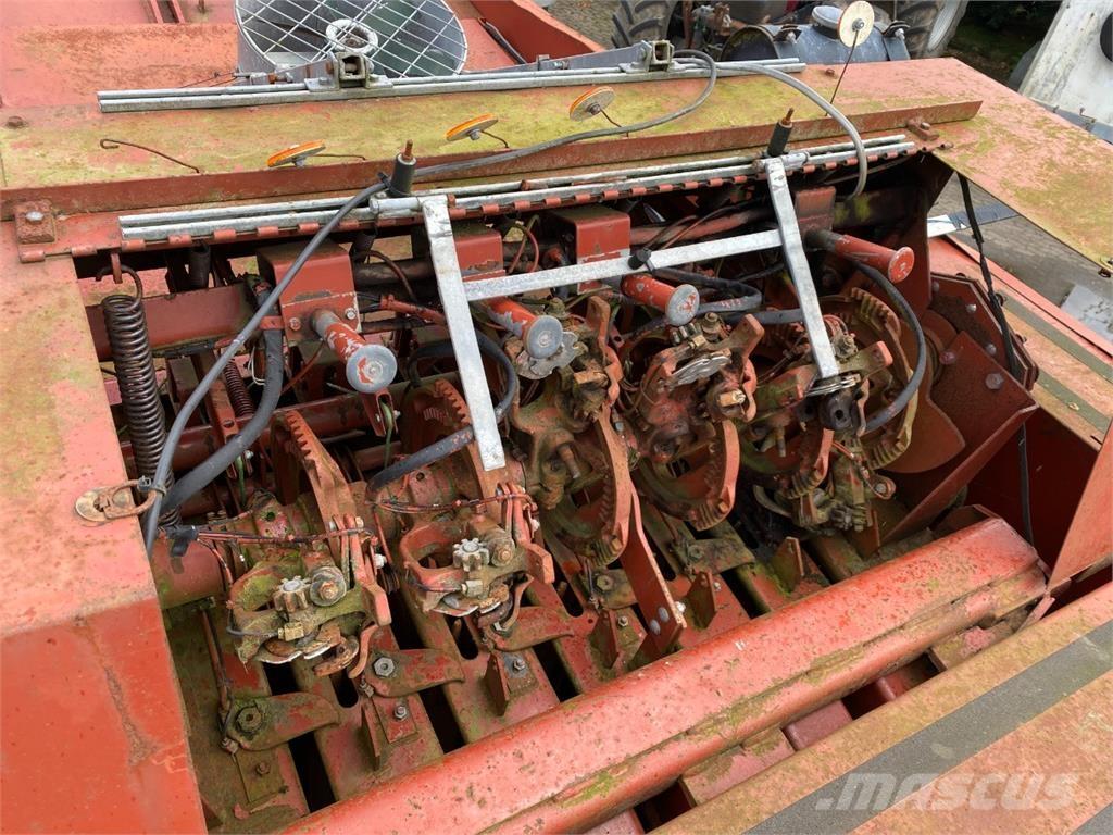 Hesston 4900 Тюковые пресс-подборщики