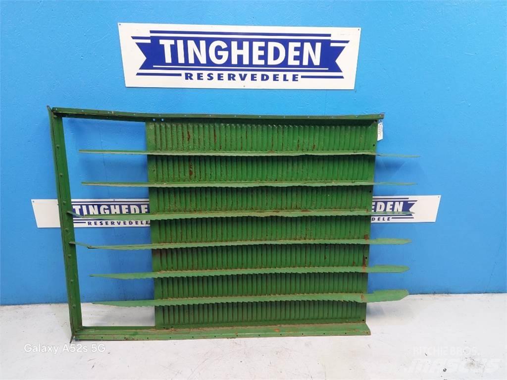John Deere 1075 Пескоразбрасыватели
