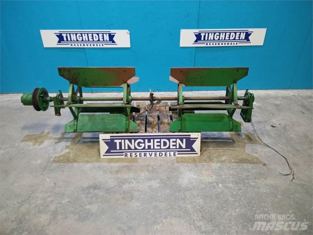 John Deere 1085 Пескоразбрасыватели