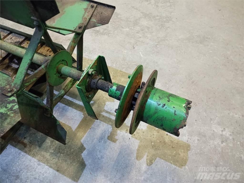 John Deere 1085 Пескоразбрасыватели