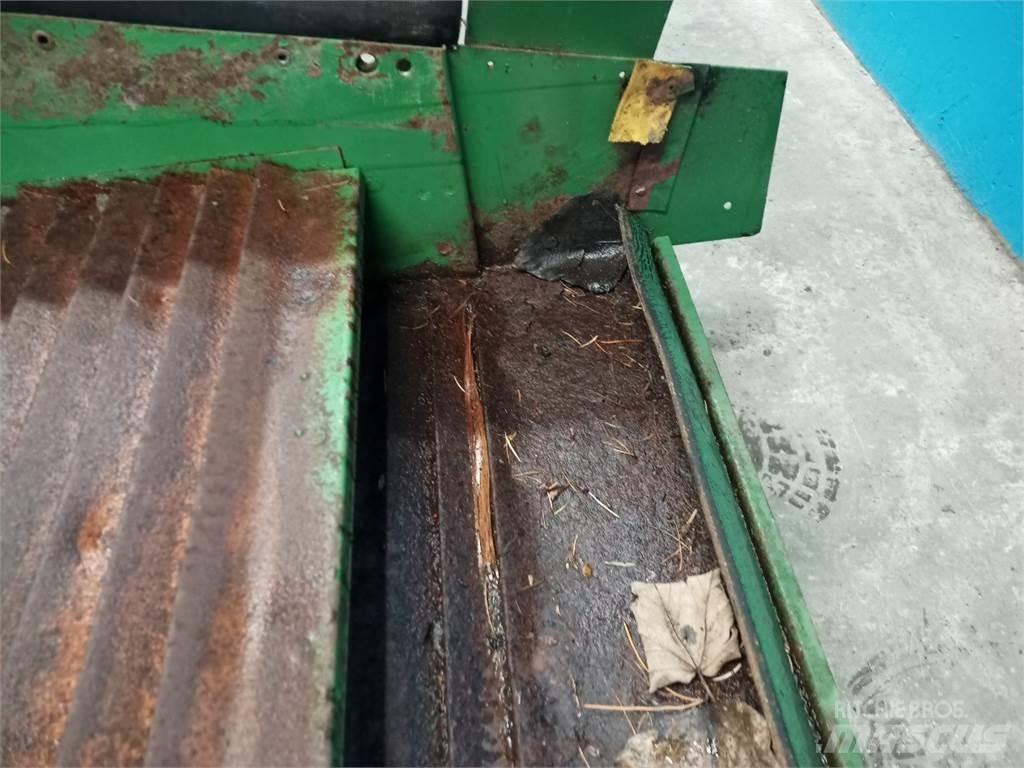 John Deere 1085 Пескоразбрасыватели
