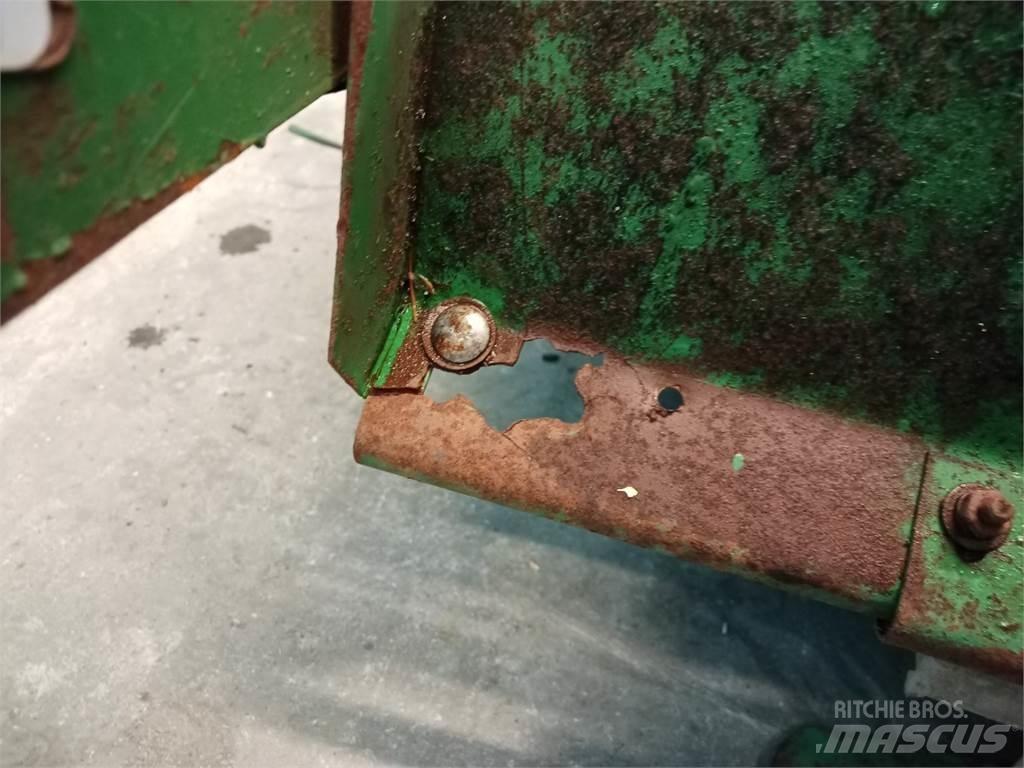 John Deere 1085 Пескоразбрасыватели