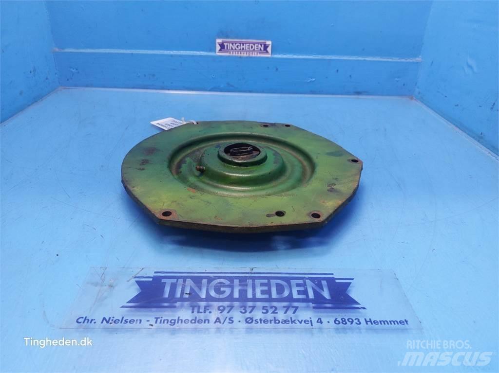 John Deere 1085 Пескоразбрасыватели