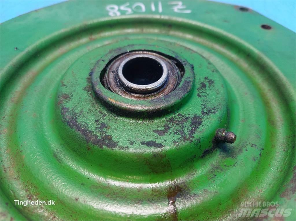 John Deere 1085 Пескоразбрасыватели
