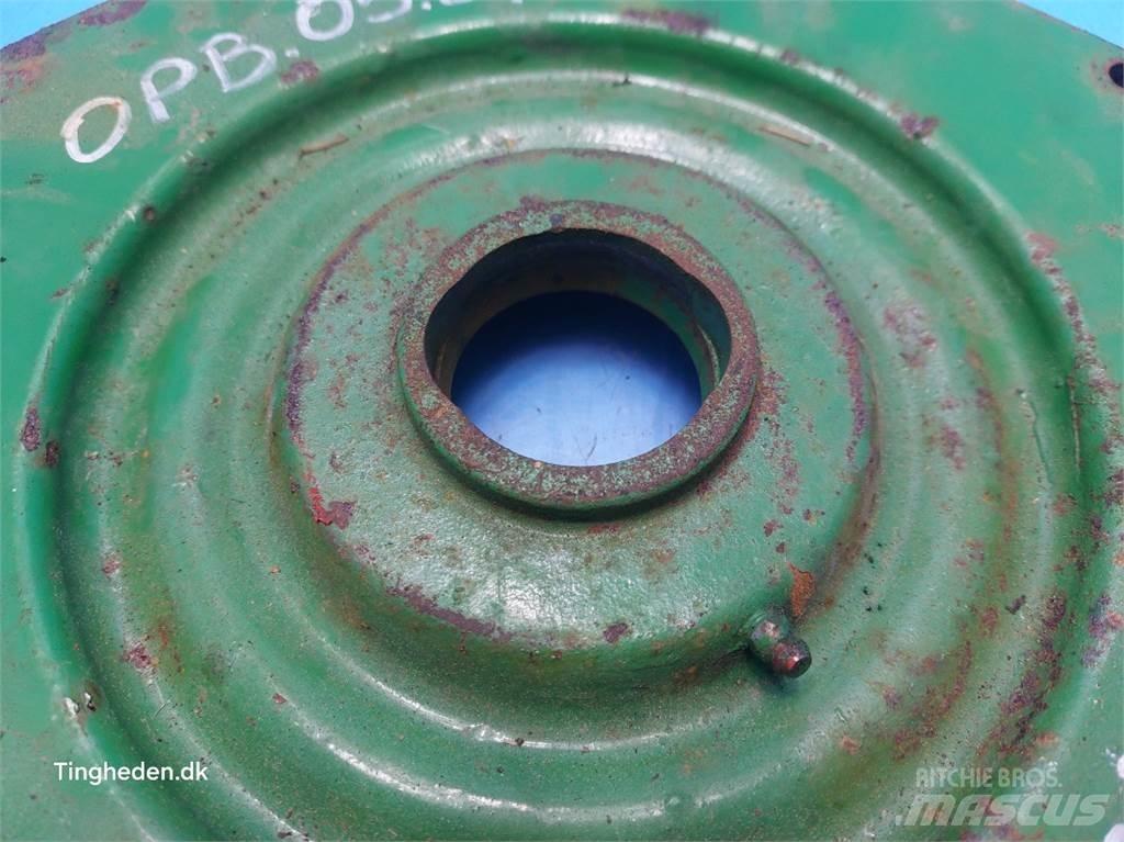 John Deere 1085 Пескоразбрасыватели