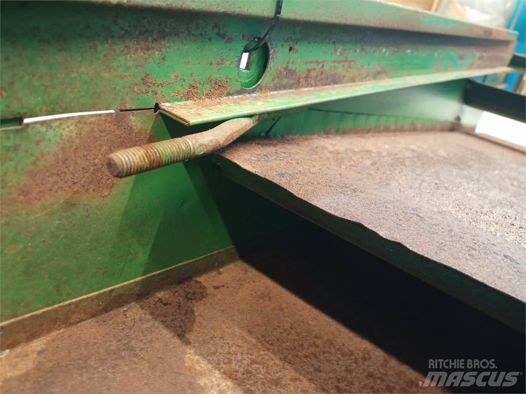 John Deere 2054 Пескоразбрасыватели