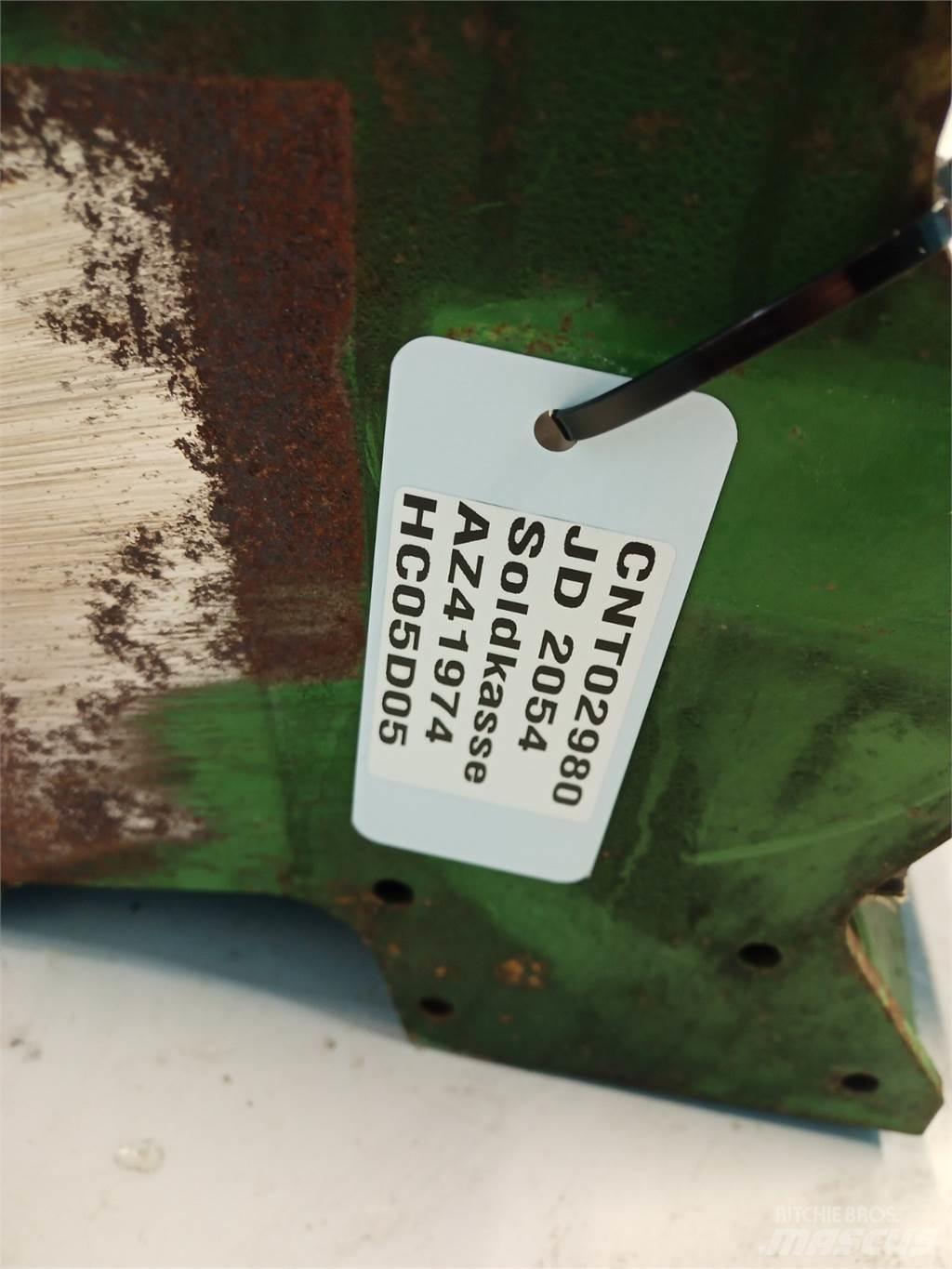John Deere 2054 Пескоразбрасыватели