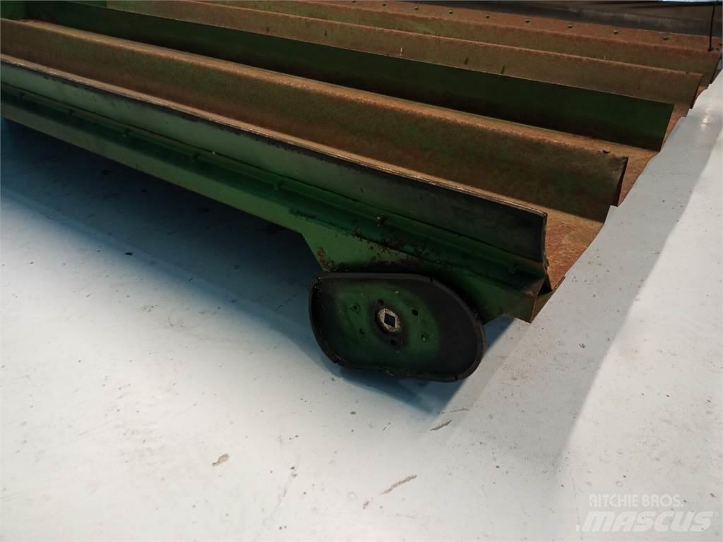 John Deere 2054 Пескоразбрасыватели