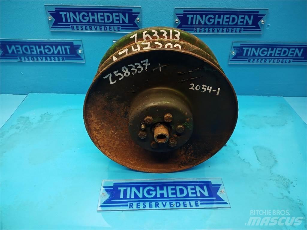 John Deere 2054 Пескоразбрасыватели