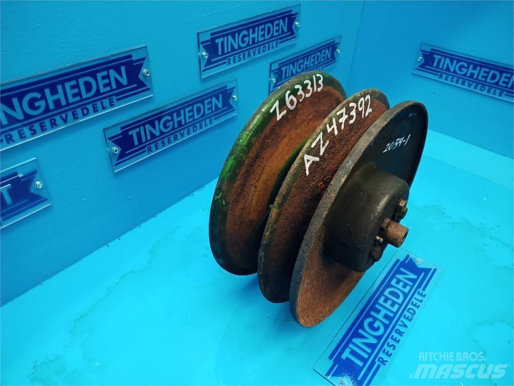 John Deere 2054 Пескоразбрасыватели
