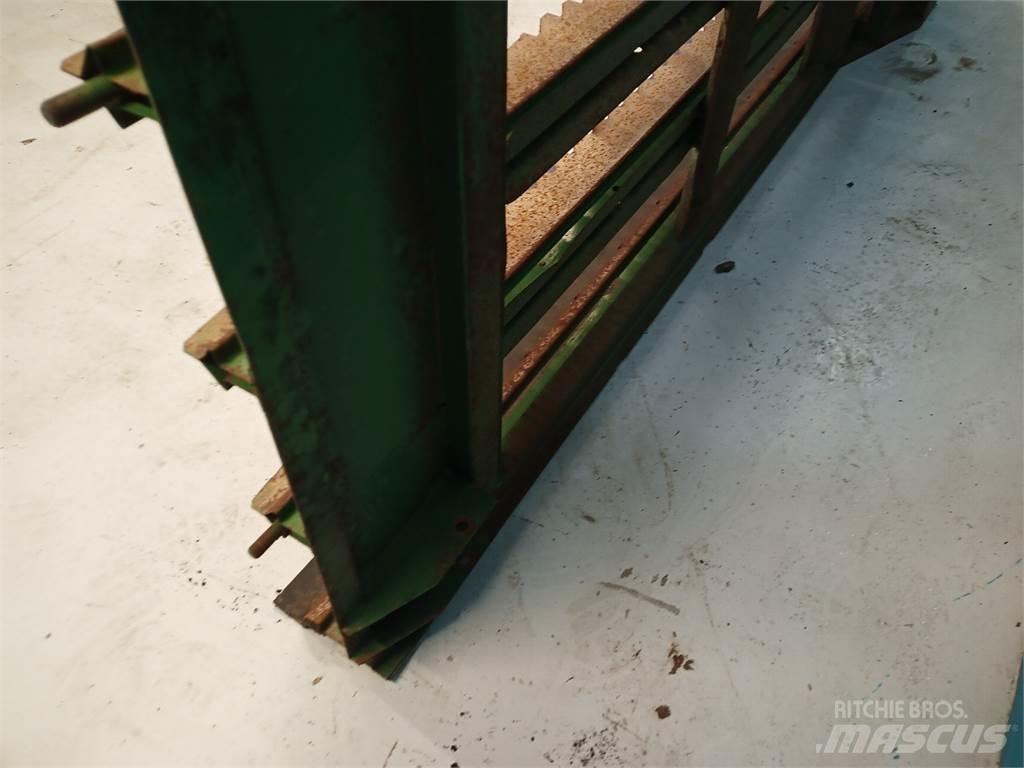 John Deere 2054 Пескоразбрасыватели