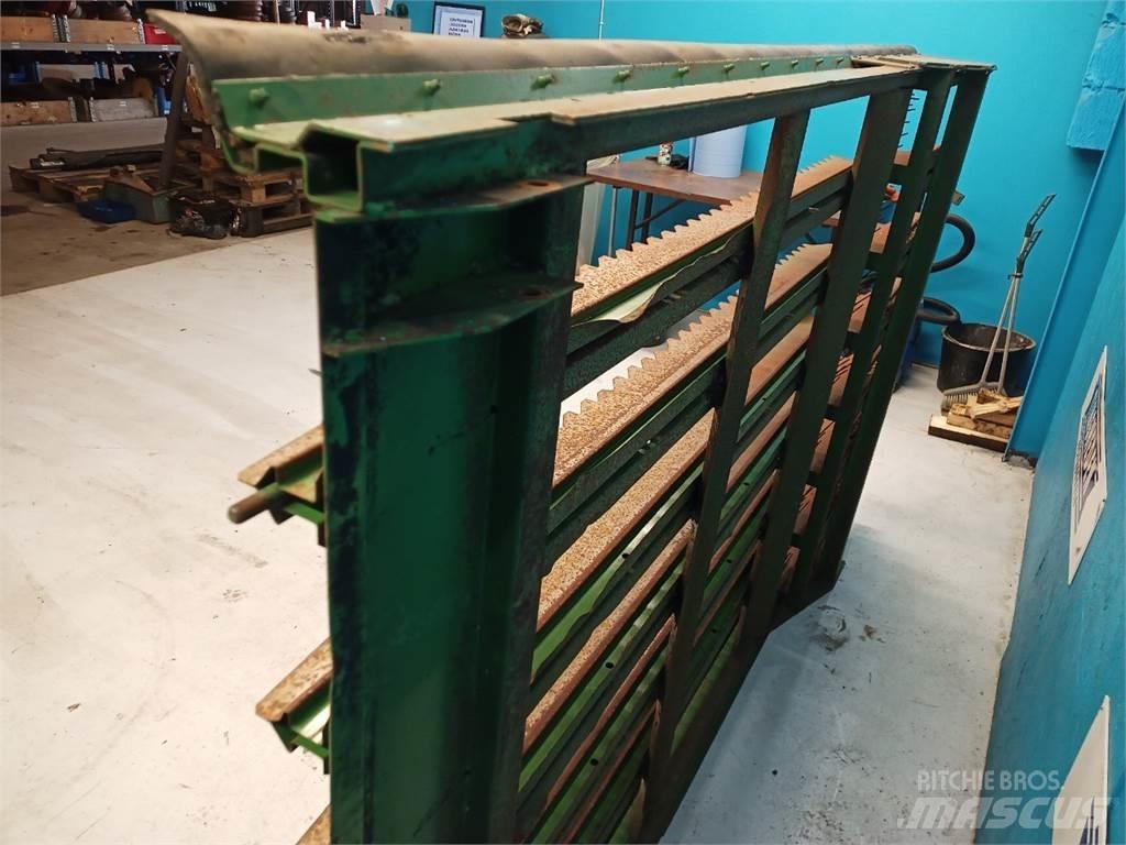 John Deere 2054 Пескоразбрасыватели