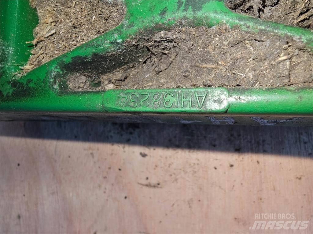 John Deere 2054 Пескоразбрасыватели