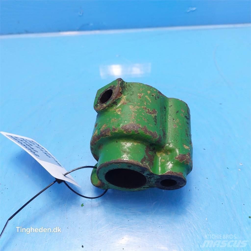 John Deere 2130 Навесное оборудование и запчасти