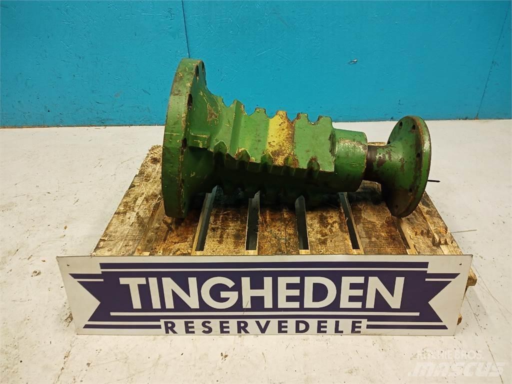 John Deere 2140 Навесное оборудование и запчасти