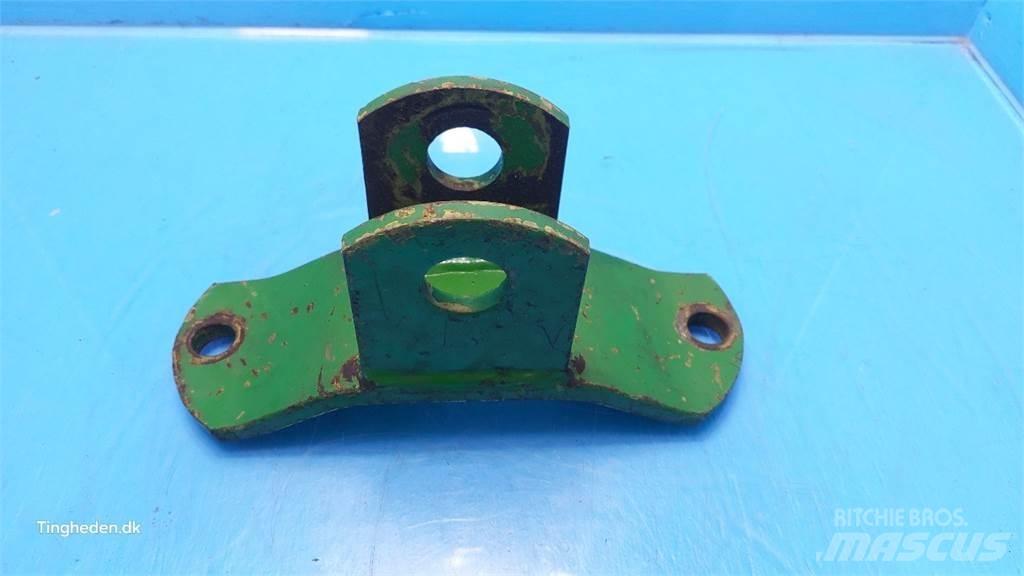 John Deere 2140 Навесное оборудование и запчасти