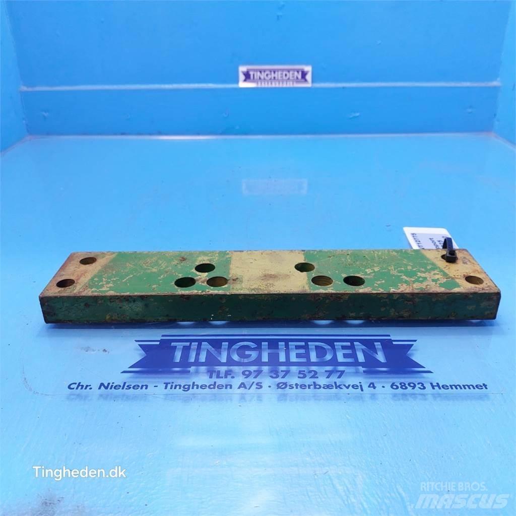 John Deere 2141 Навесное оборудование и запчасти