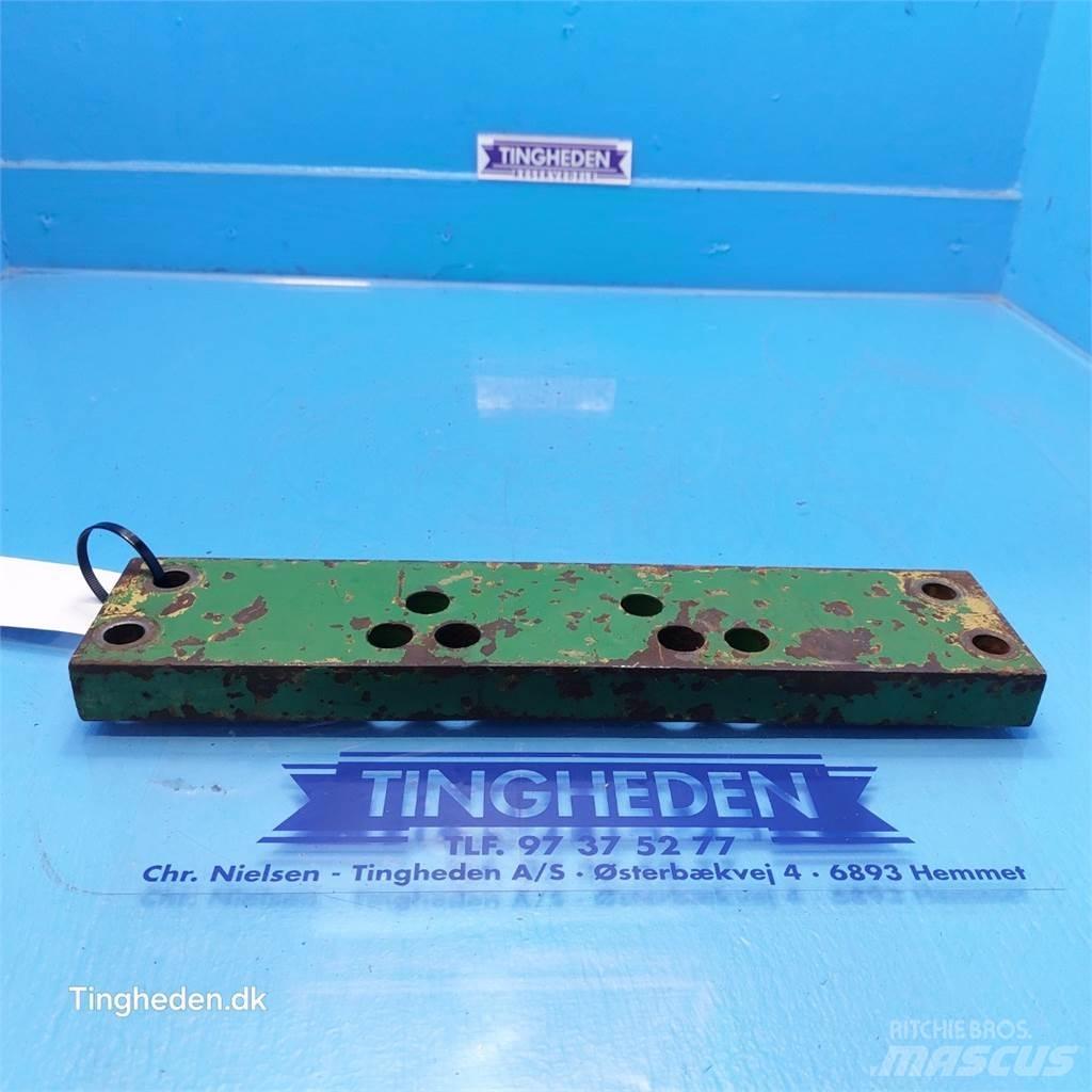 John Deere 2951 Навесное оборудование и запчасти