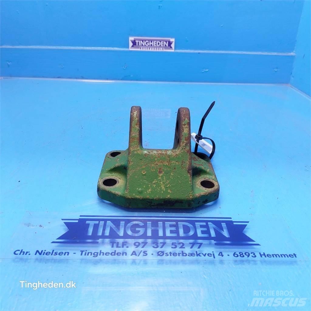 John Deere 3140 Навесное оборудование и запчасти